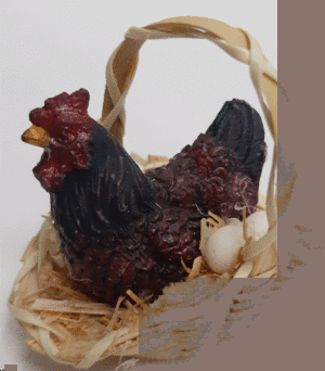 GALLINA PONEDORA DE RESINA EN CANASTO 5 CM ALTO
